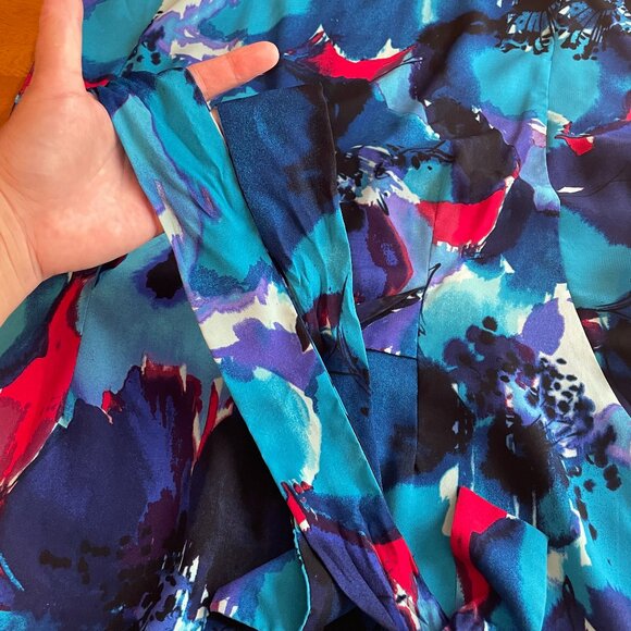 Size Large Daisy Fuentes cobalt blue empire waist top with ties in back - Picture 10 of 11